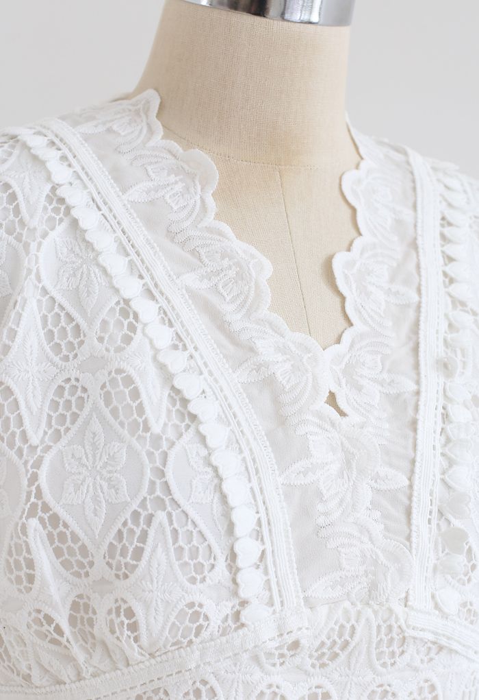 Scallop Edge Embroidered Crochet Top in White