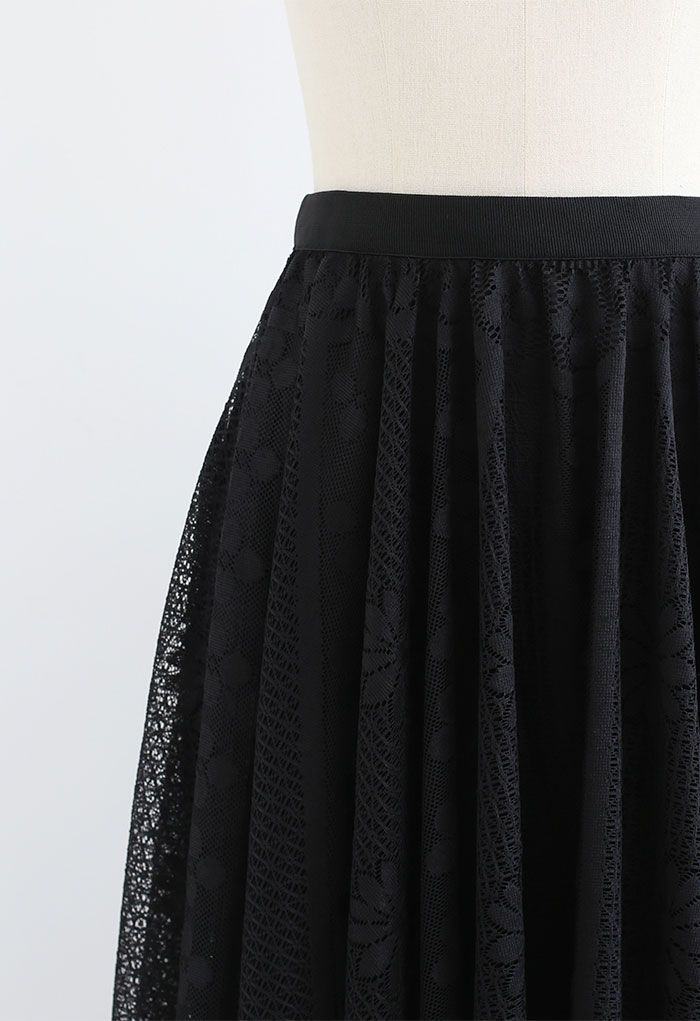 Floral Lace Scalloped Hem Maxi Skirt in Black