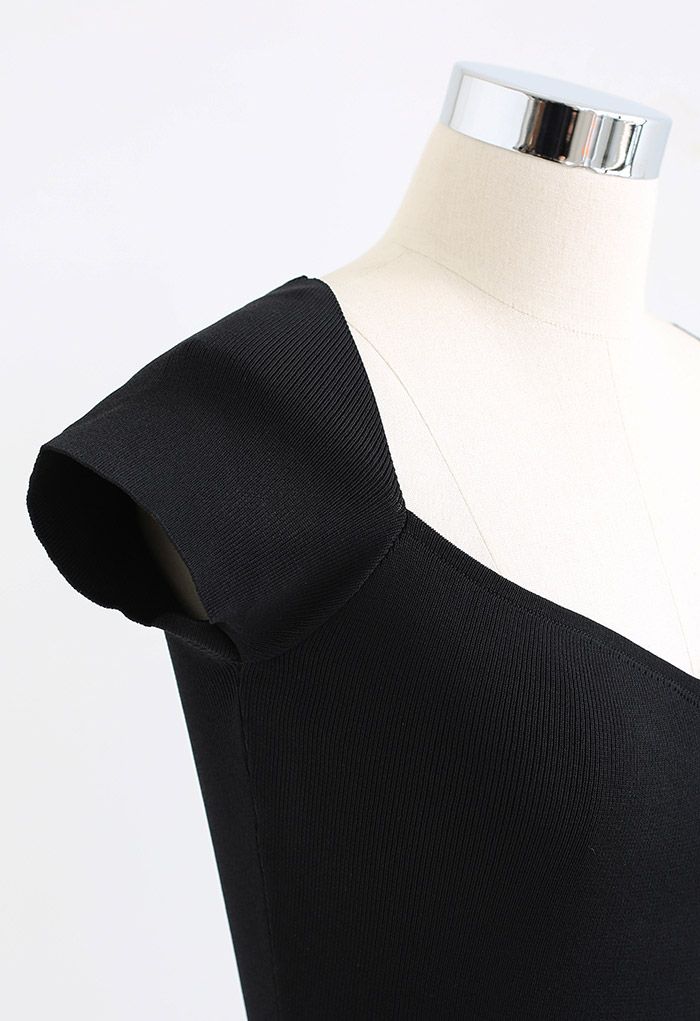 Sweetheart Neck Short-Sleeve Fitted Knit Top in Black