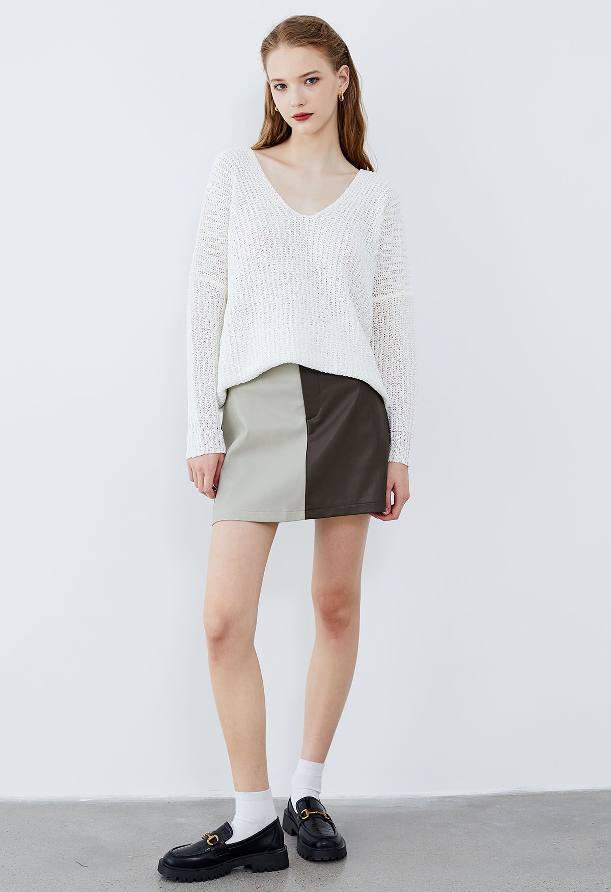 Texture Ribbed Knit V-Neck Sweater in White