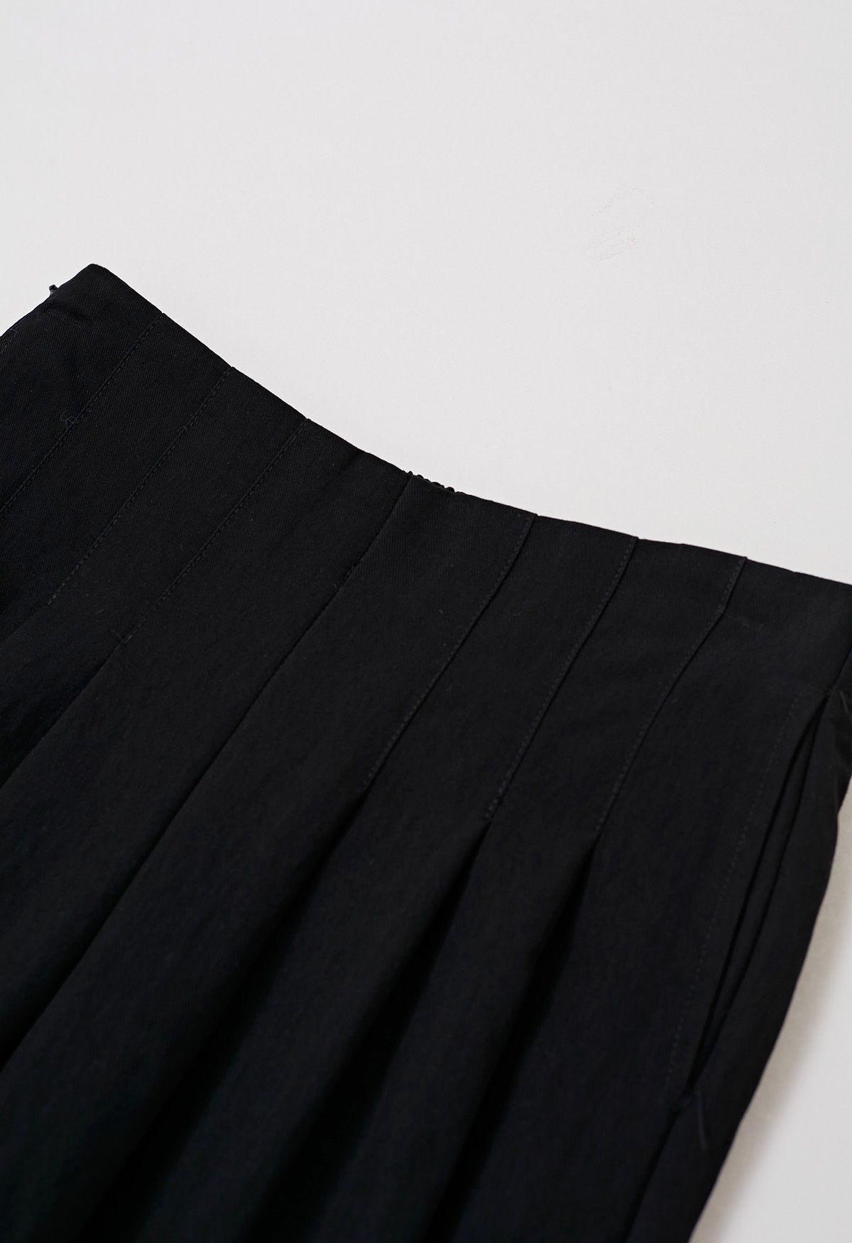 Wide Leg Roll-Hem Pleated Pants in Black