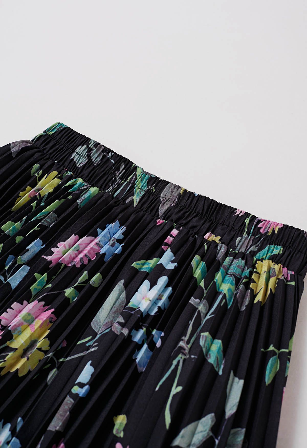 Vivid Floral Print Pleated Maxi Skirt in Black