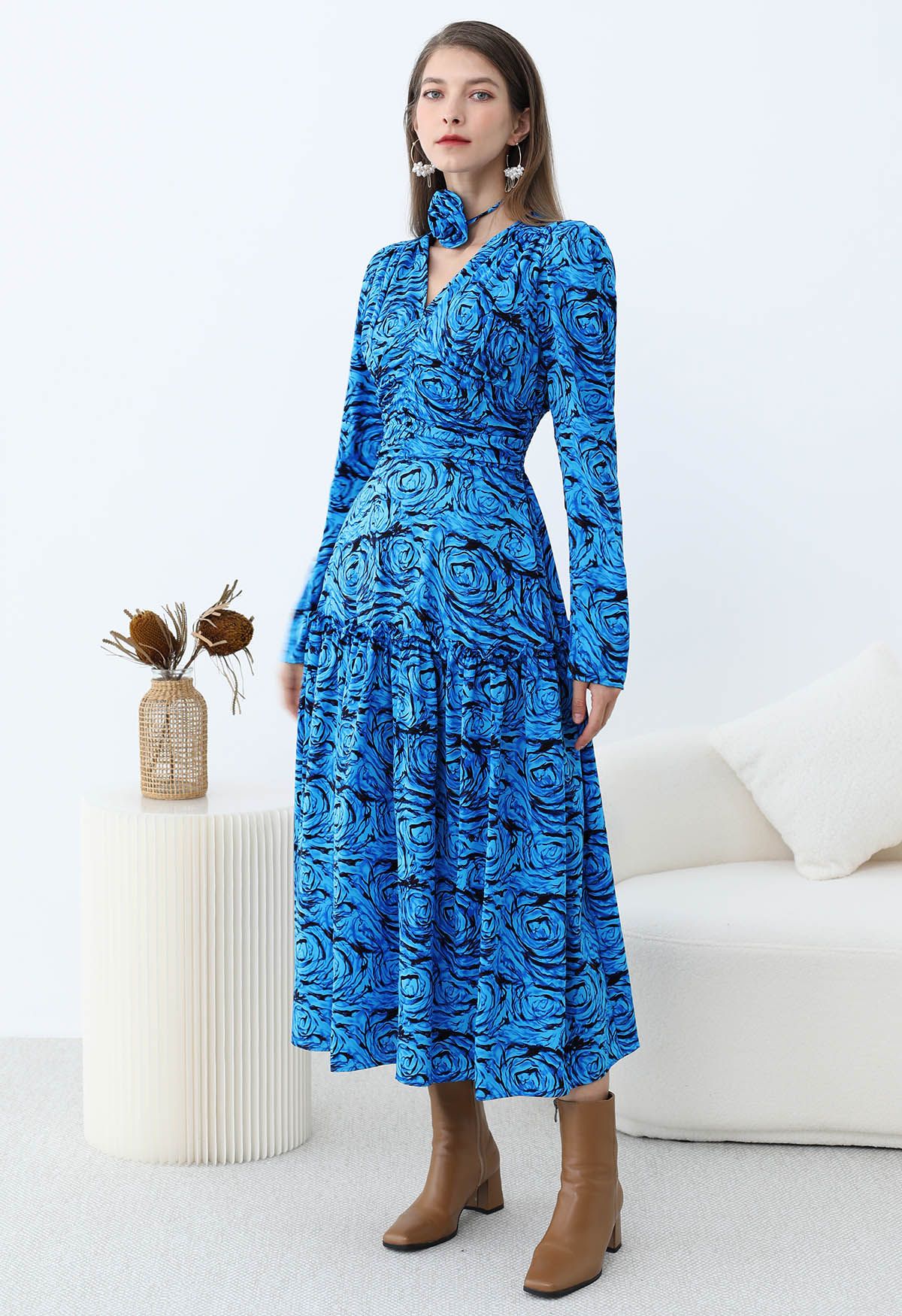 Fantastic Rose V-Neck Ruched Midi Dress with Choker in Blue