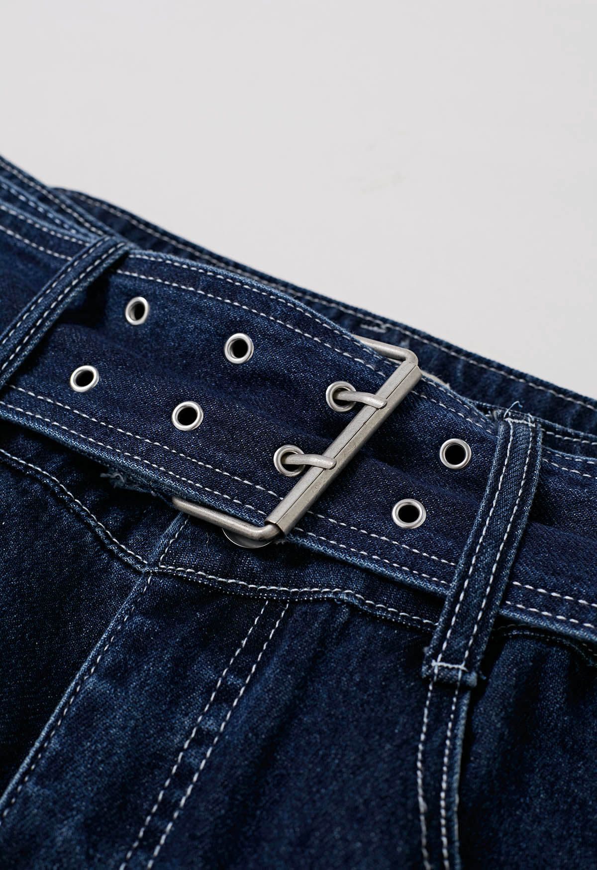 Fashion-Forward Buckle Belt Straight Leg Jeans in Navy