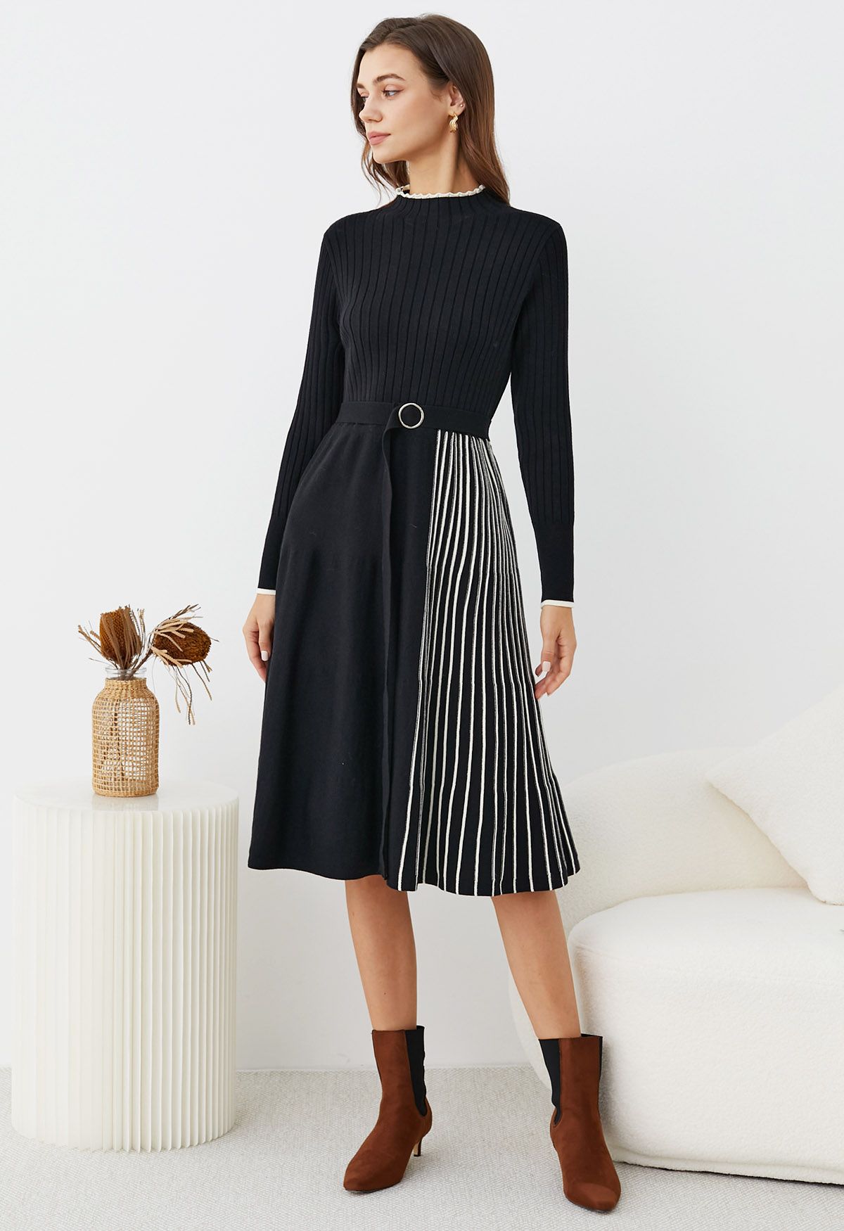 Inventive Contrast Striped Belted Ribbed Knit Dress in Black