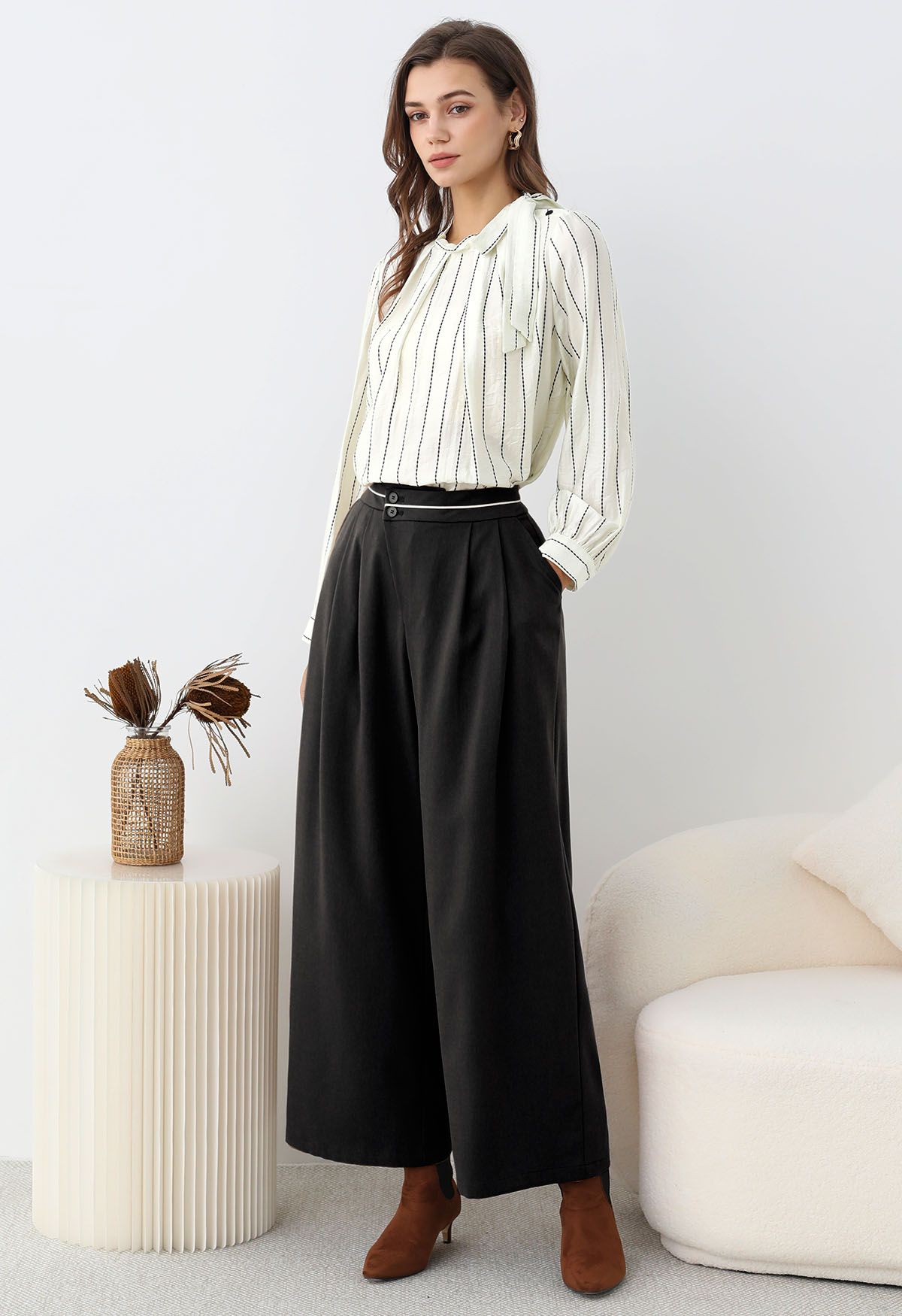 Contrast Piping Buttoned Pleats Palazzo Pants in Black