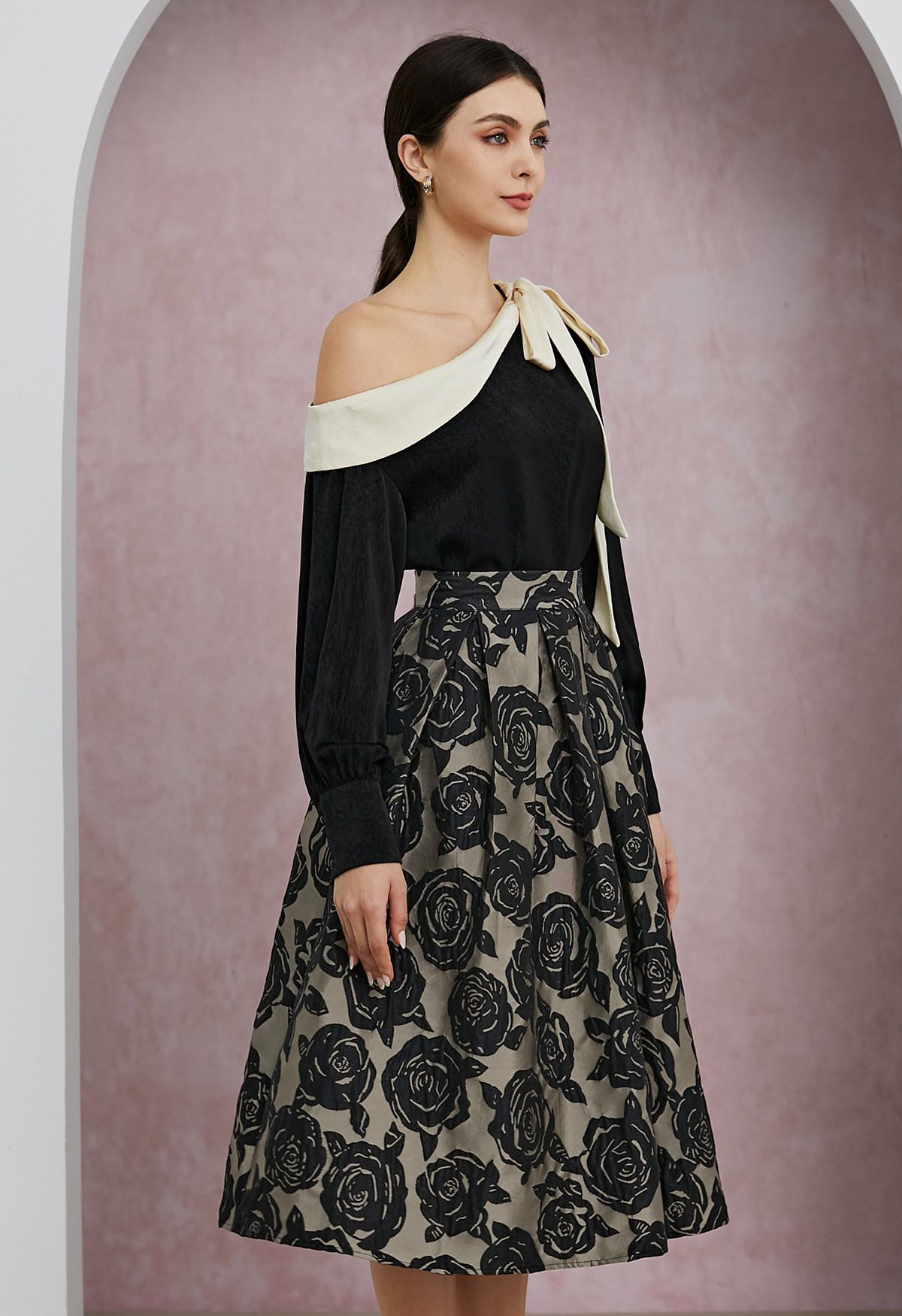 Embossed Rose Jacquard A-Line Pleated Midi Skirt in Black