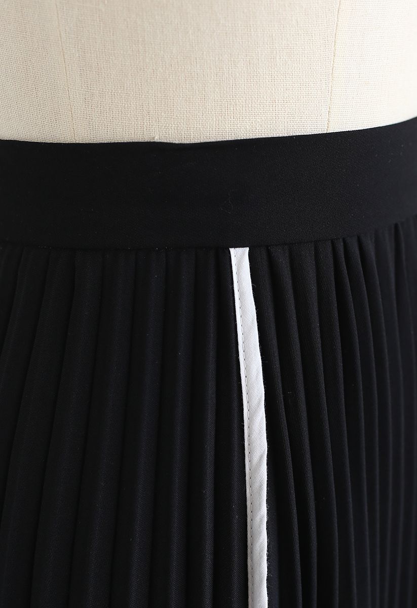 Simple Line Trim Pleated Skirt in Black